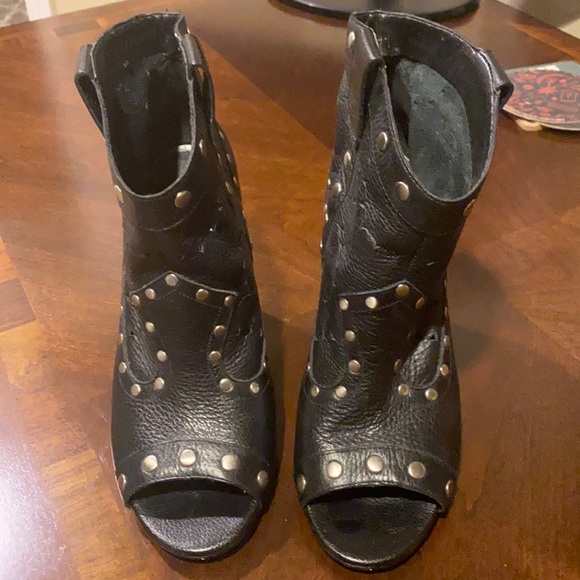 BCBG Generation Boots - Picture 2 of 6